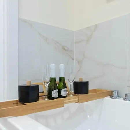 Hotel Luxury Jacuzzi *